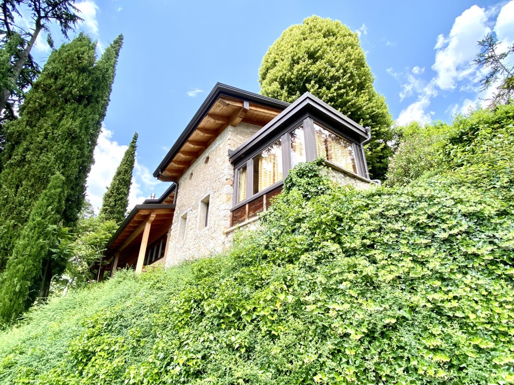 rustikales, neues Stein- und Holzhaus mit Solar in Caprino Veronese Panoramablick