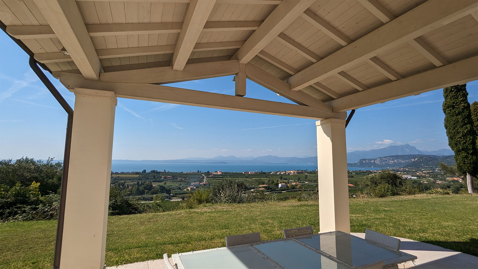 imposante Villa in den Weinbergen von Bardolino mit Panoramablick auf den Gardasee