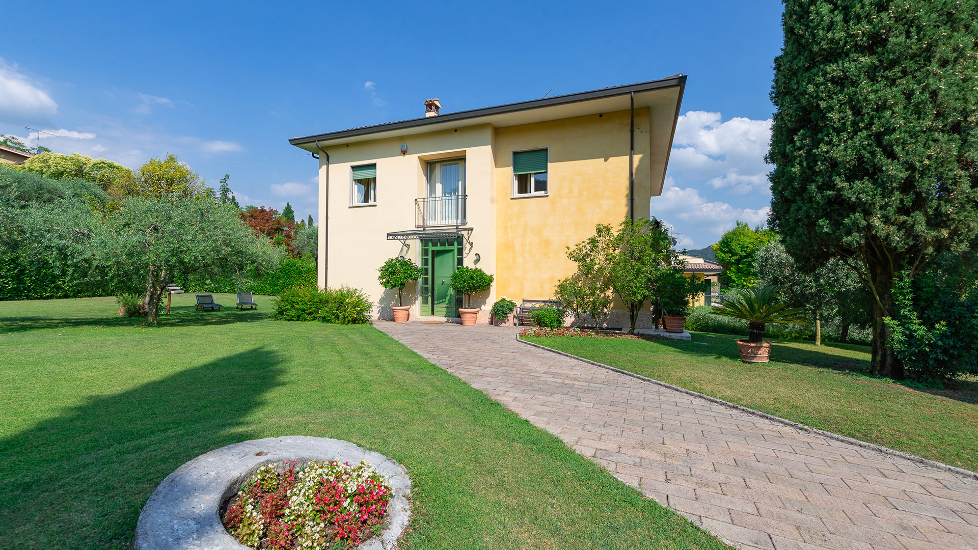 Villa in Garda mit 4SZ, 3 Bäder, Garage, Garten, traumhafter Seeblick